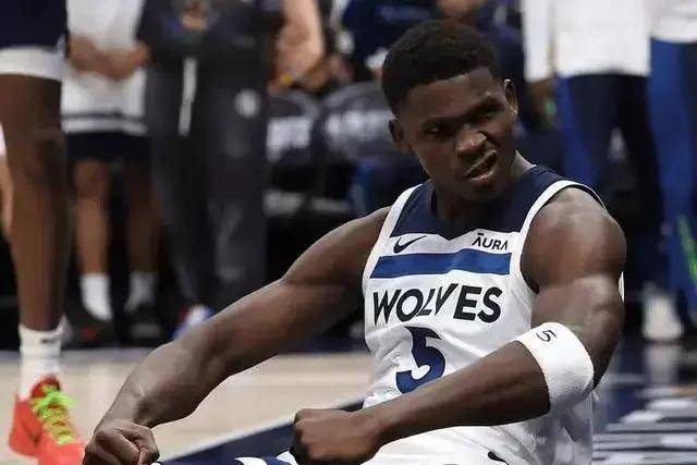 杨28+11老鹰险胜凯尔特人 步行者送76人5连败